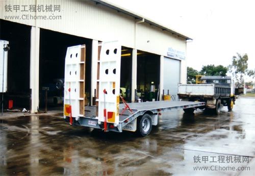 國外單軸運(yùn)挖掘機(jī)車