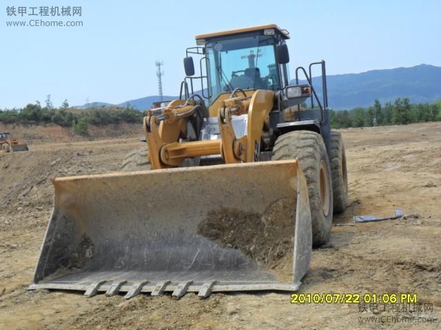 今天临工装载机液压油管爆管了。（附送工地斗山老鸡鸡）