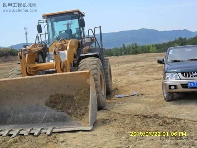 今天临工装载机液压油管爆管了。（附送工地斗山老鸡鸡）