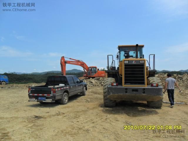 今天临工装载机液压油管爆管了。（附送工地斗山老鸡鸡）