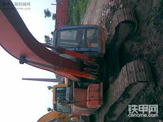 没事发发我的210-5D 顺便给大家猜猜这红挖机是什么牌子的