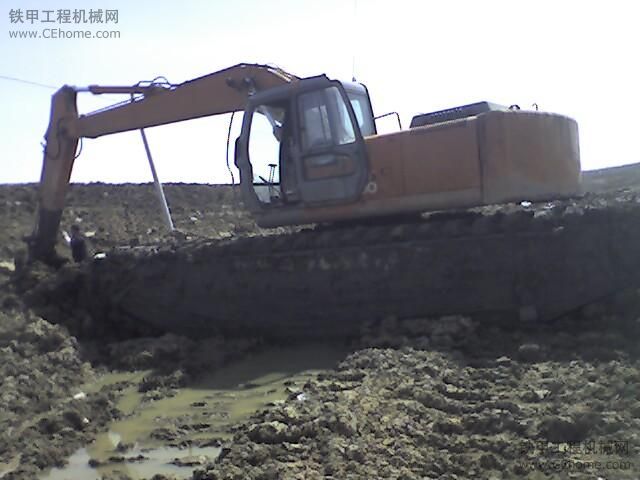 ZAXIS200大臂工作間歇停頓故障排除