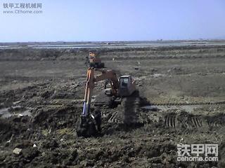 ZAXIS200大臂工作间歇停顿故障排除