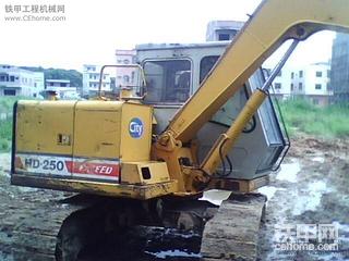 出售小松200-5，加騰250-7挖掘機。因另有發展。