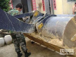 很受伤，铲斗筋板都干裂了，自己动手焊焊吧！