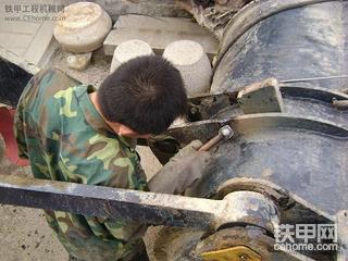 很受伤，铲斗筋板都干裂了，自己动手焊焊吧！