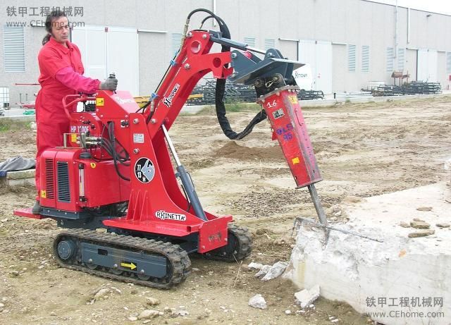 伯格曼小型翻斗車和挖掘機(jī)