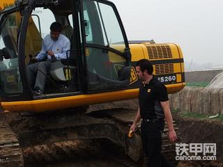 JCB挖掘机英国厂家走访（山东寿光用户）