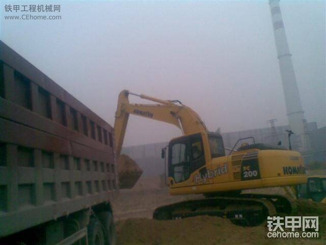 車上干了一天活了，下來(lái)方便時(shí)我家三一司機(jī)開(kāi)呢，