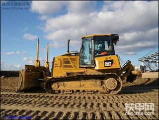 D6K的履带前低后高，看着真顺眼