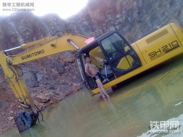 下雨了礦里面全是水  今天用水泵在抽水呢