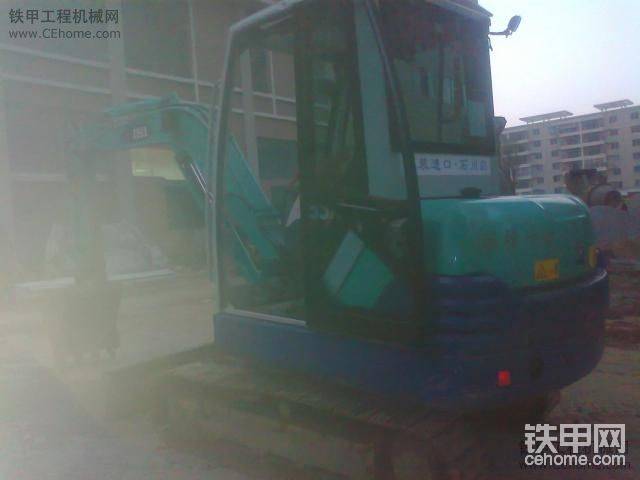 柴油箱在駕駛室后面