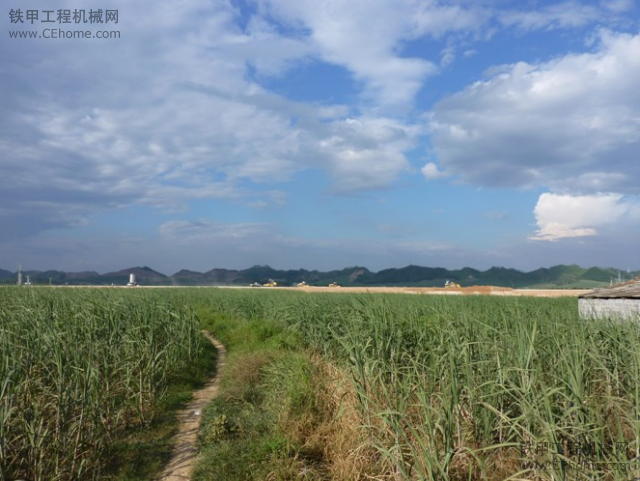 天高云淡--在宿舍看遠處的推土機