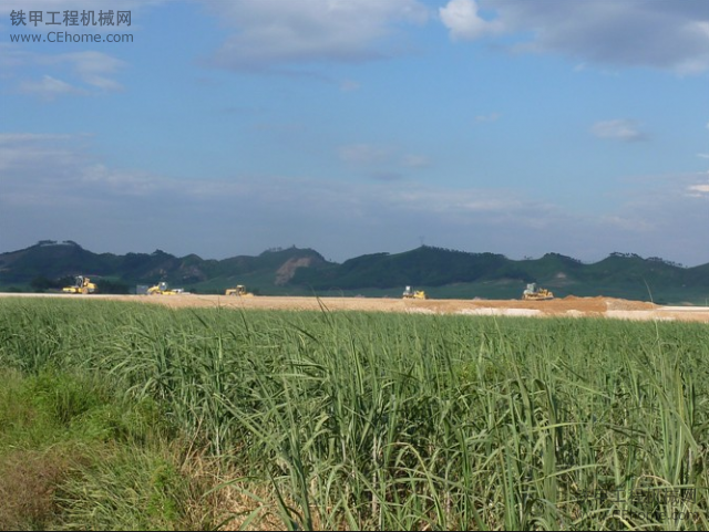 天高云淡--在宿舍看遠處的推土機