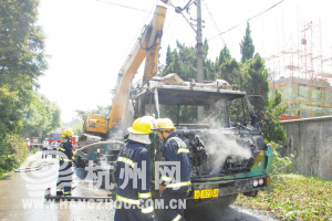 挖掘機(jī)觸電司機(jī)不幸把手搭在車上 拖車被燒毀