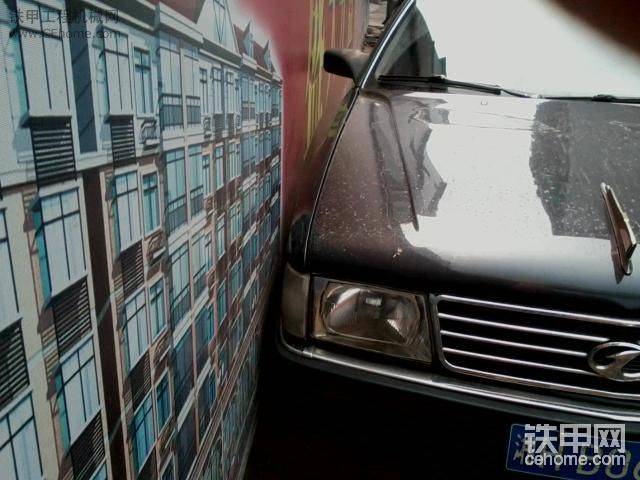 這個開車的師父技術(shù)很牛B，我看他停3次都這樣，我發(fā)誓不是巧合，離圍墻只有1公分了。