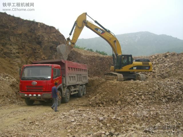 卡特336和小松360裝車