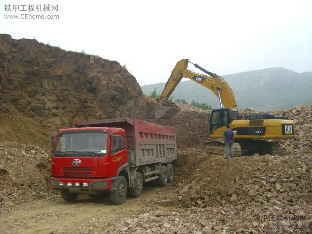 卡特336和小松360裝車