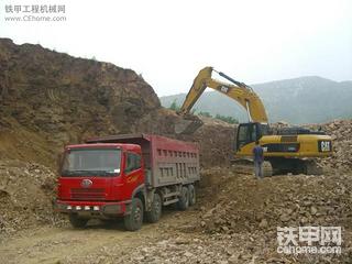 卡特336和小松360裝車