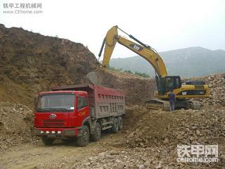 卡特336和小松360裝車