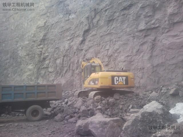 受傷的CAT320D