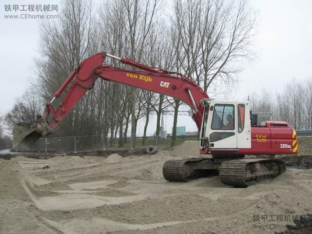 CAT320B