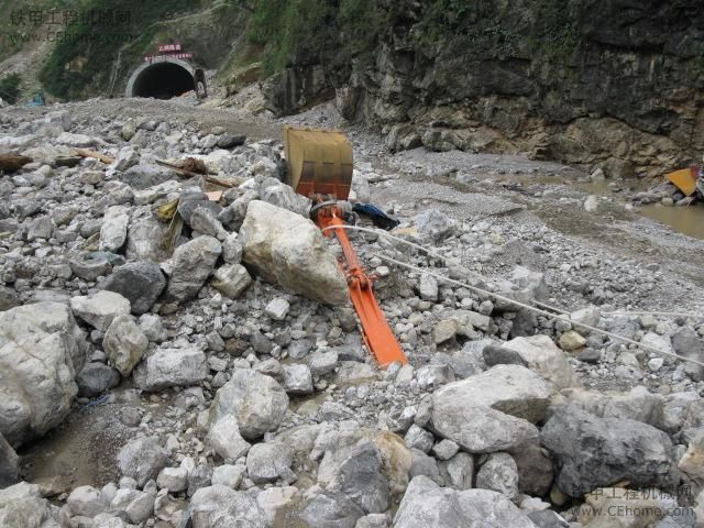 挖掘机坟场，哀！