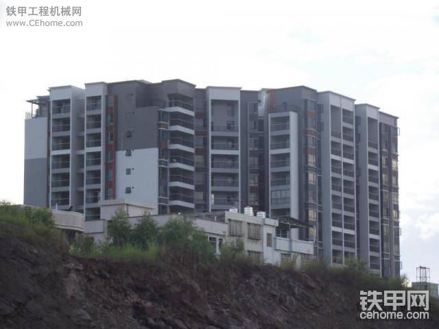 刚买的房子，右边最顶2层，复式的。~！2300一平方~