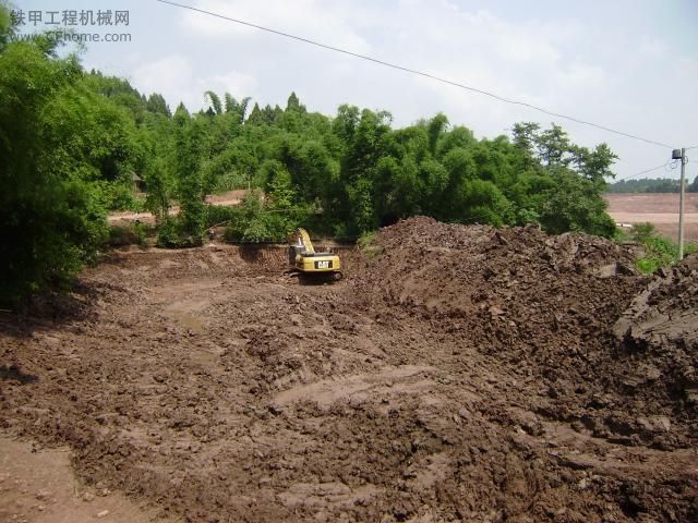 卡特彼勒320DGC挖機(jī)在干活