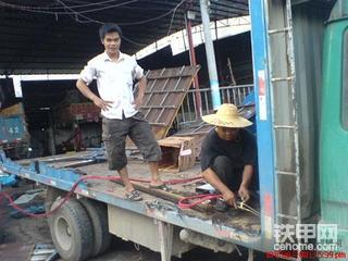 又一個(gè)非法改裝挖掘機(jī)拖車產(chǎn)生了