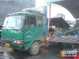 又一個(gè)非法改裝挖掘機(jī)拖車產(chǎn)生了