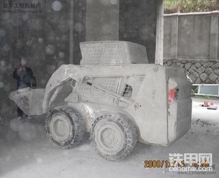 山貓滑移裝載機不洗澡