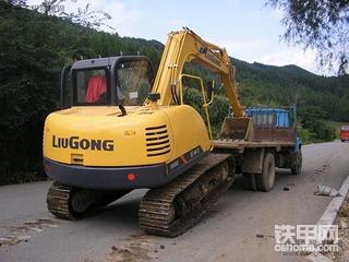 今天拍到的柳工908C爬板車驚險(xiǎn)一幕，哈哈?。? onerror=