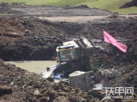 又一台挖掘机睡觉了！！！不要叫醒它！