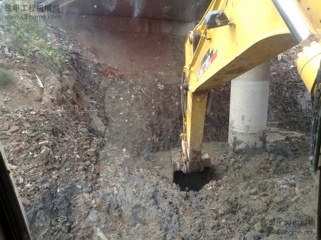 清淤 桥下面的稀泥好难弄啊 还有光缆呦