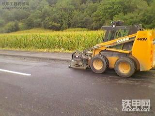 【征文--滑移】 下班途中遇凱斯滑移刨路面