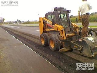 【征文--滑移】 下班途中遇凱斯滑移刨路面