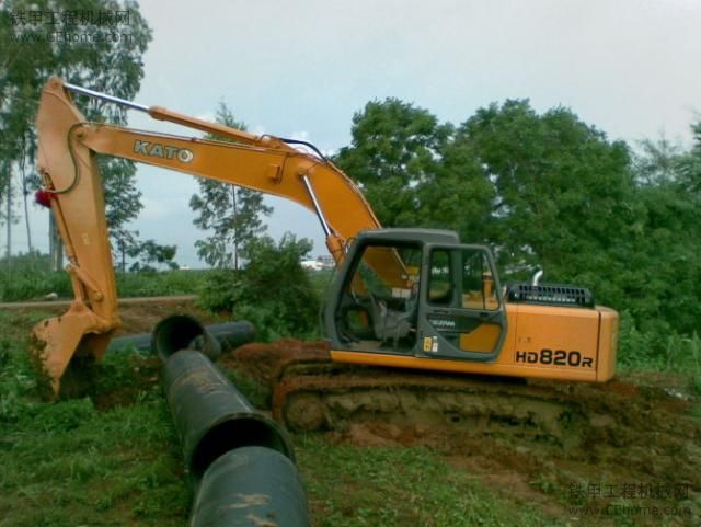 加藤HD820R挖自来水管道