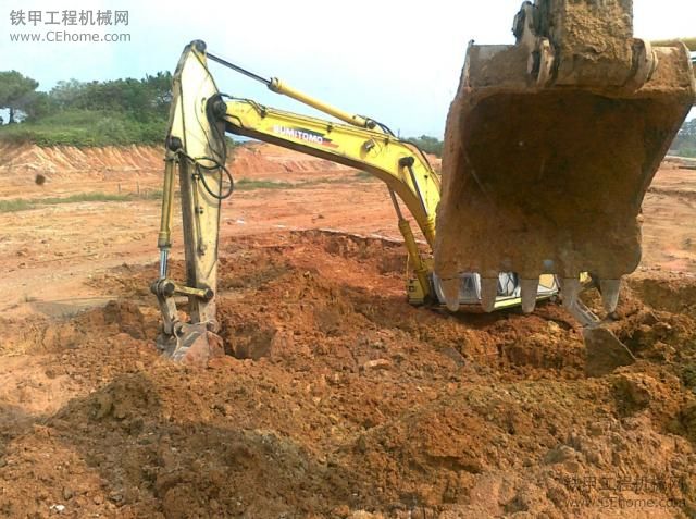 住友A2 在呼救…… 挖機(jī)陷入“棉花地”