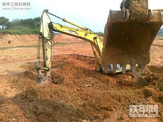 住友A2 在呼救…… 挖机陷入“棉花地”