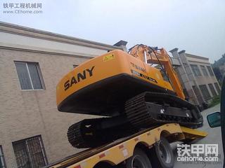 今天早上隔壁三一代理两台SY215C-8装车！