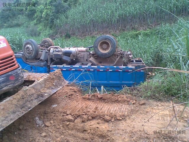 又一事故：斗山挖掘機救卡車