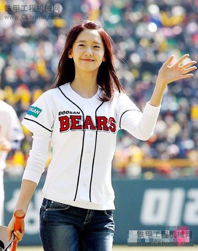 斗山赞助韩国职棒联赛--美女开球