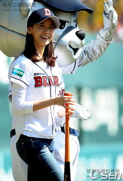 斗山赞助韩国职棒联赛--美女开球