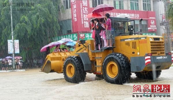 史上牛X的婚礼，风雨无阻！祝福他们！