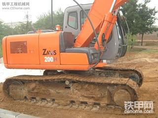 卡特彼勒312C和日立ZX130挖掘机