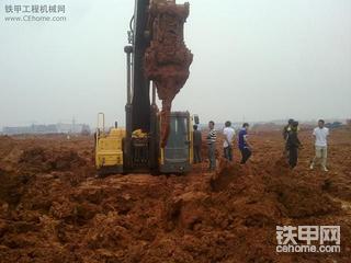 工地上的VOLVO沃尔沃EC460 陷车了`