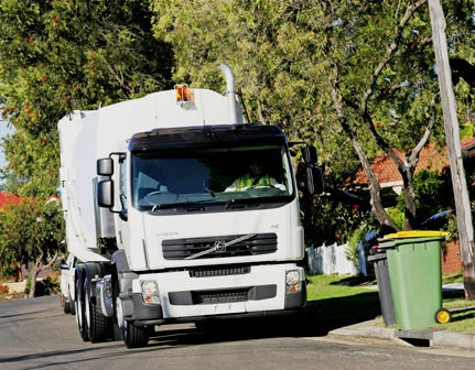 獨一無二：兩個方向盤的VOLVO垃圾回收車