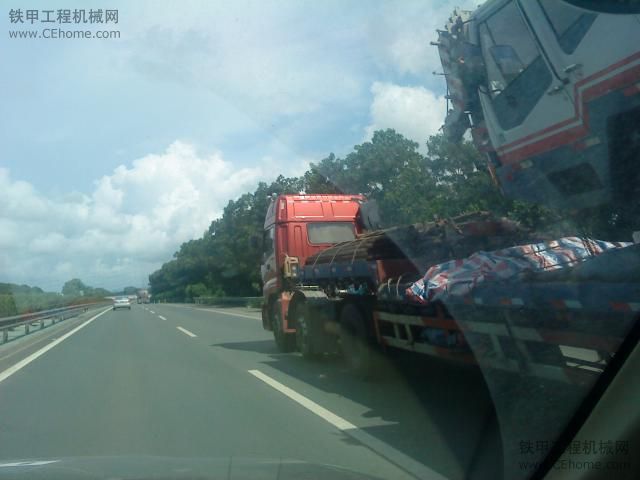 這些天走的地方！看到的機！猜猜在拖車上的小松型號??！