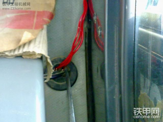 把線從開門的 洞穿過。